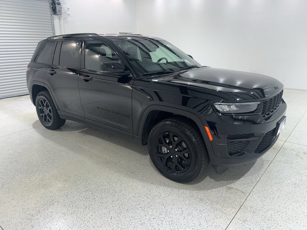 Used 2025 Jeep Grand Cherokee Altitude AWD/4WD image 7
