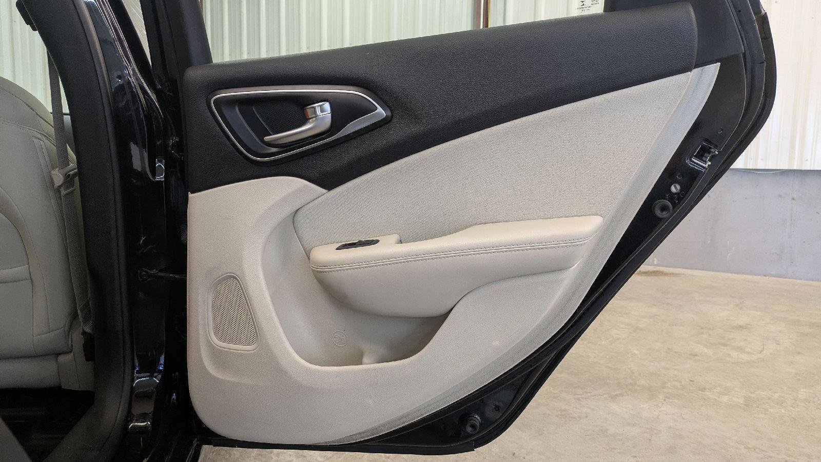 Used 2015 Chrysler 200 Limited image 28