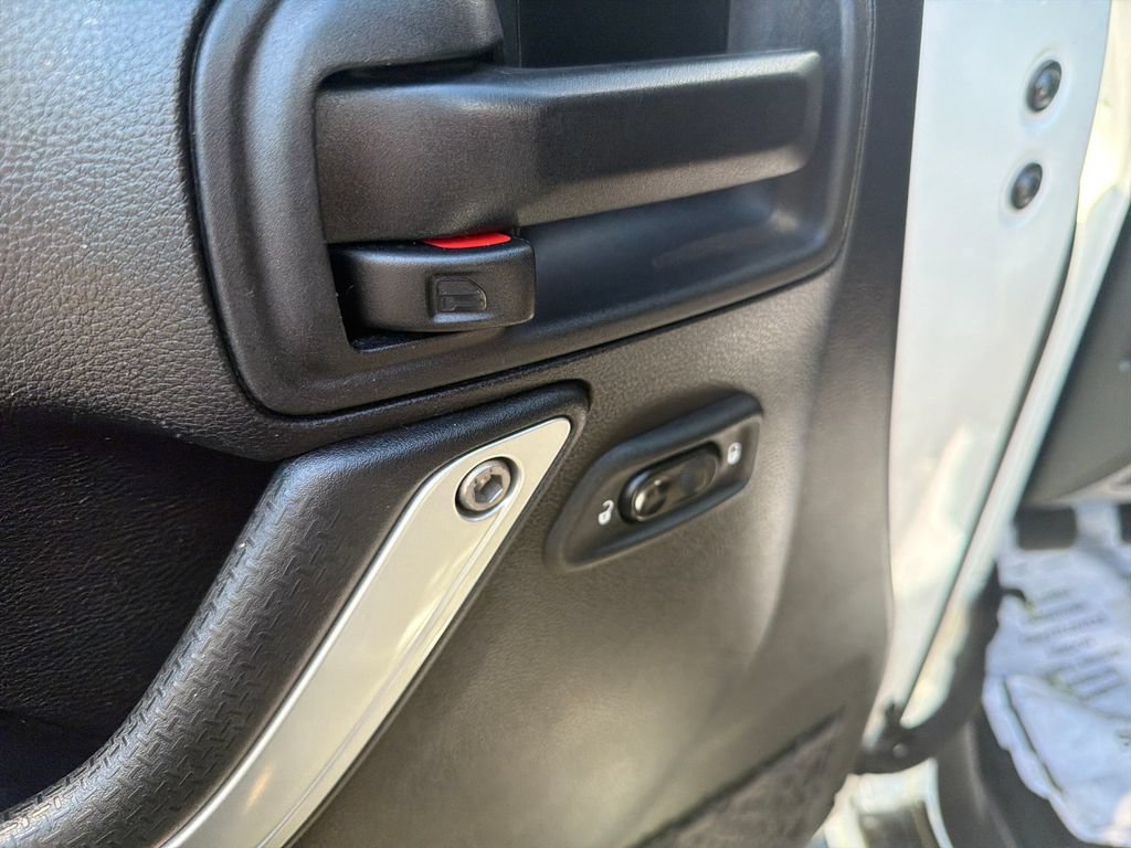 Used 2016 Jeep Wrangler Unlimited Sahara w/ Connectivity Group AWD/4WD image 11