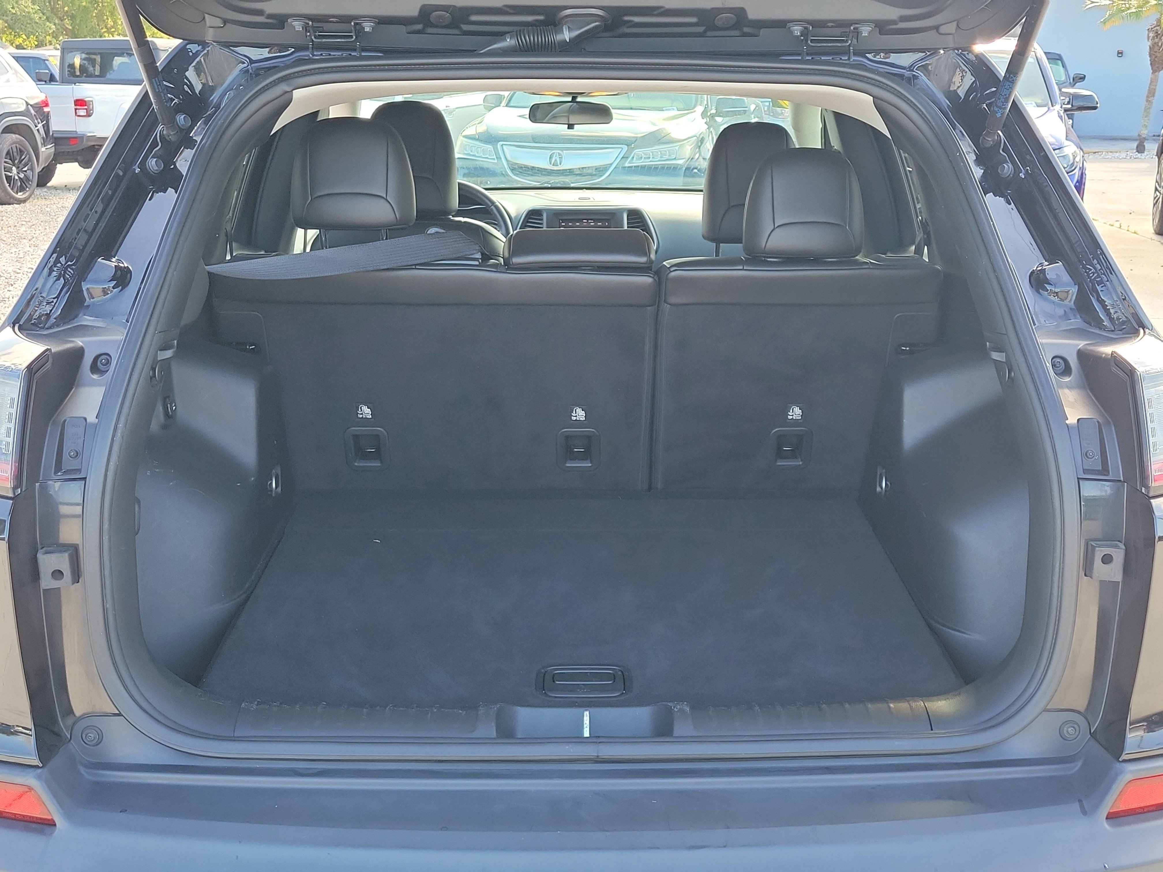 Used 2019 Jeep Cherokee Latitude Plus w/ Cold Weather Group AWD/4WD image 12