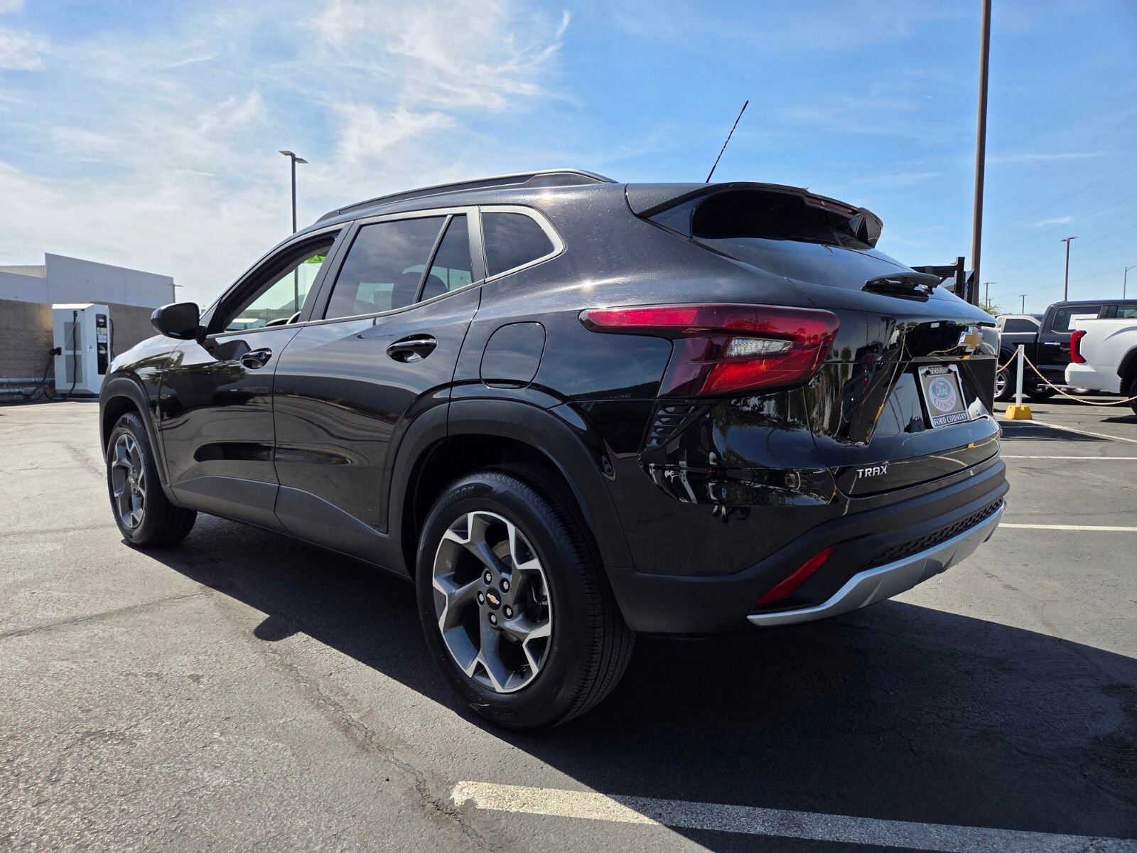 Used 2025 Chevrolet Trax LT FWD image 4
