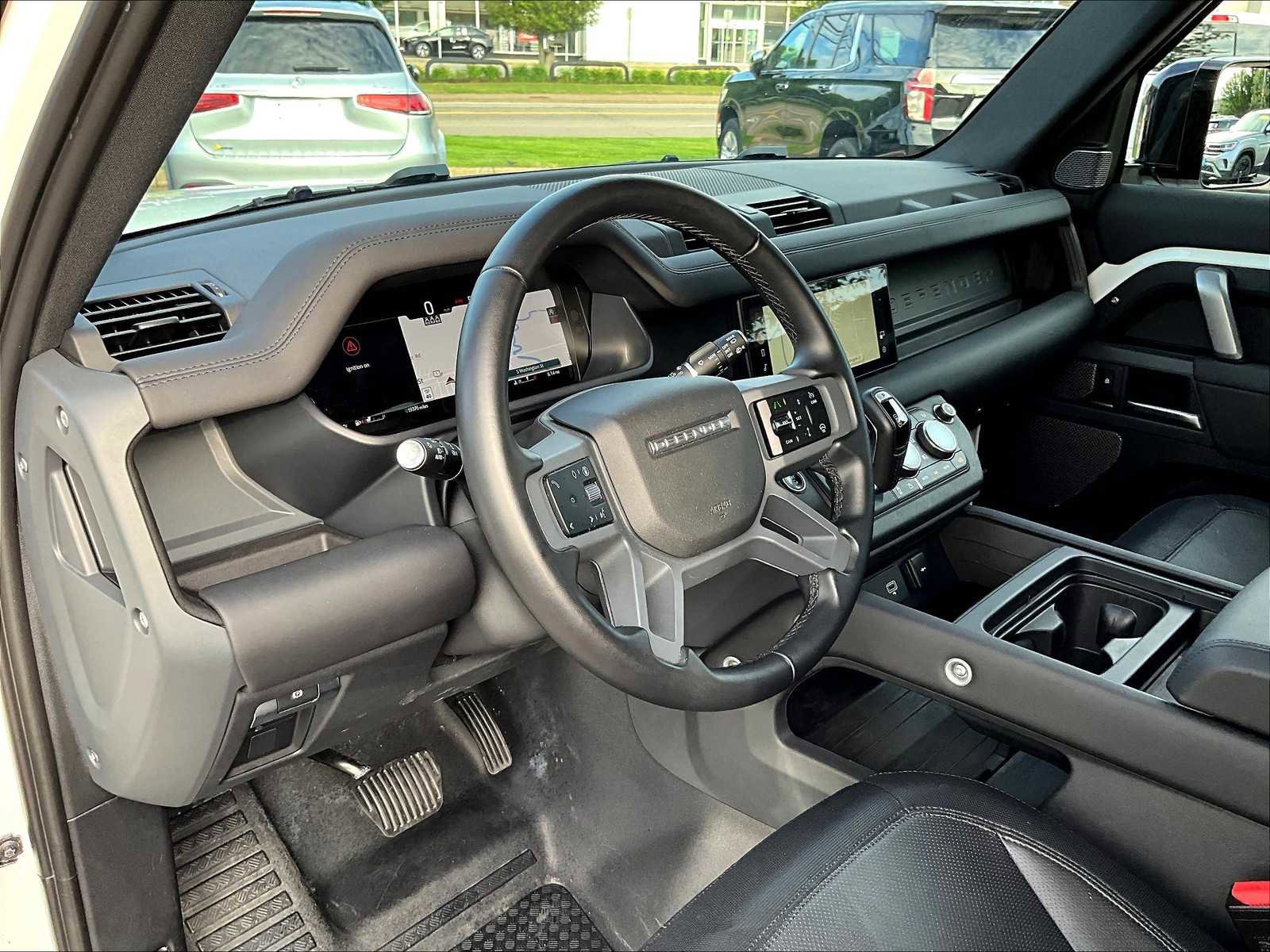 Used 2024 Land Rover Defender 90 X-Dynamic SE image 8