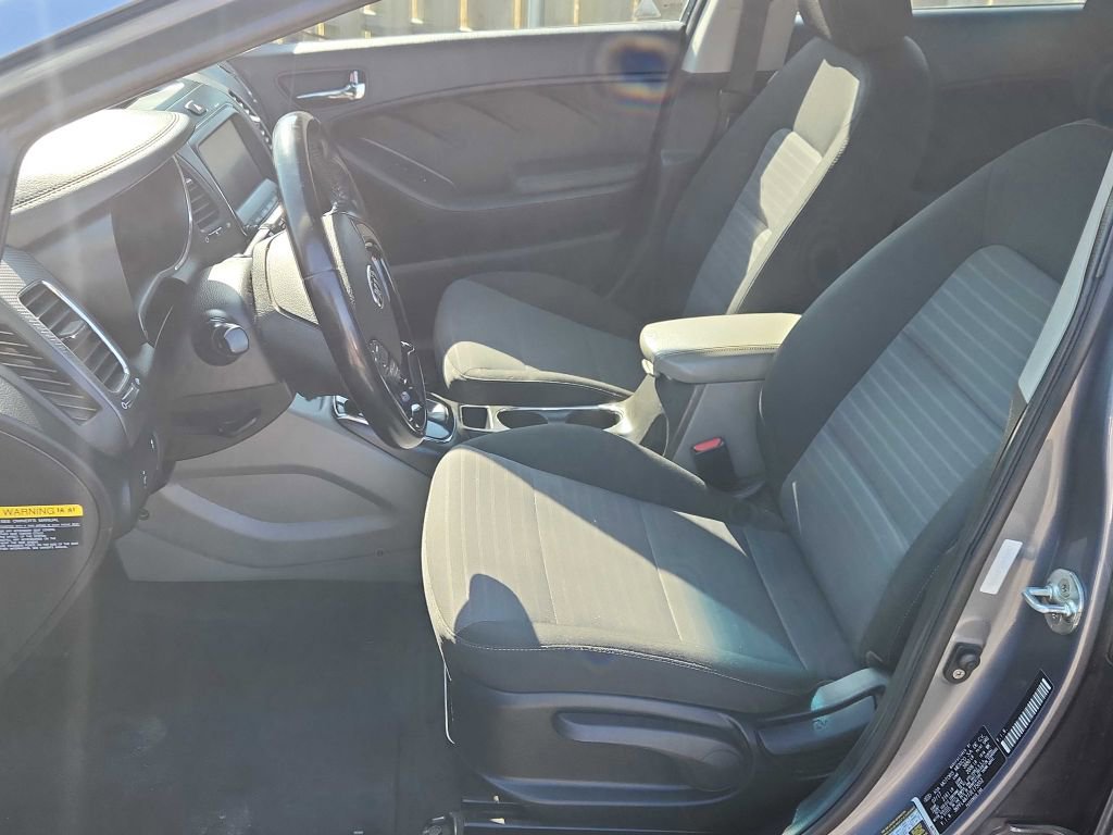 Used 2018 Kia Forte S image 2
