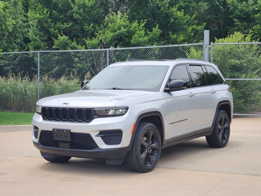 Used 2023 Jeep Grand Cherokee Altitude RWD image 3