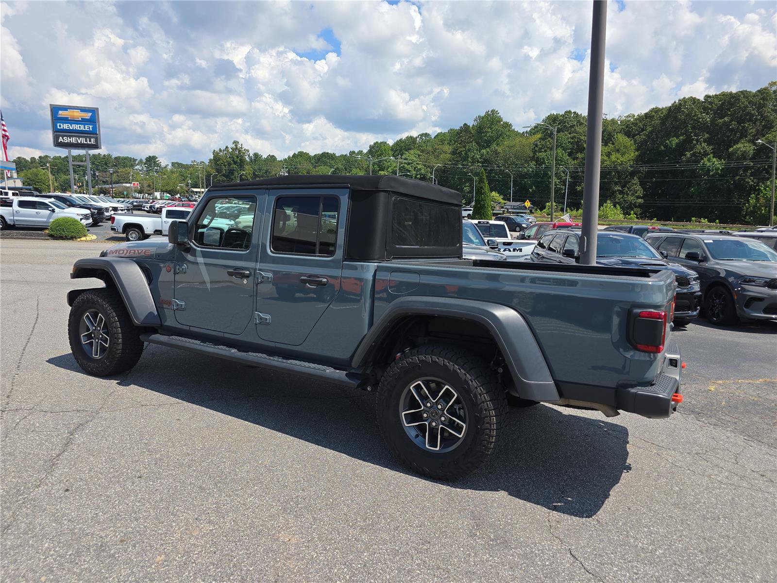 Used 2024 Jeep Gladiator Mojave w/ Technology Group AWD/4WD image 5