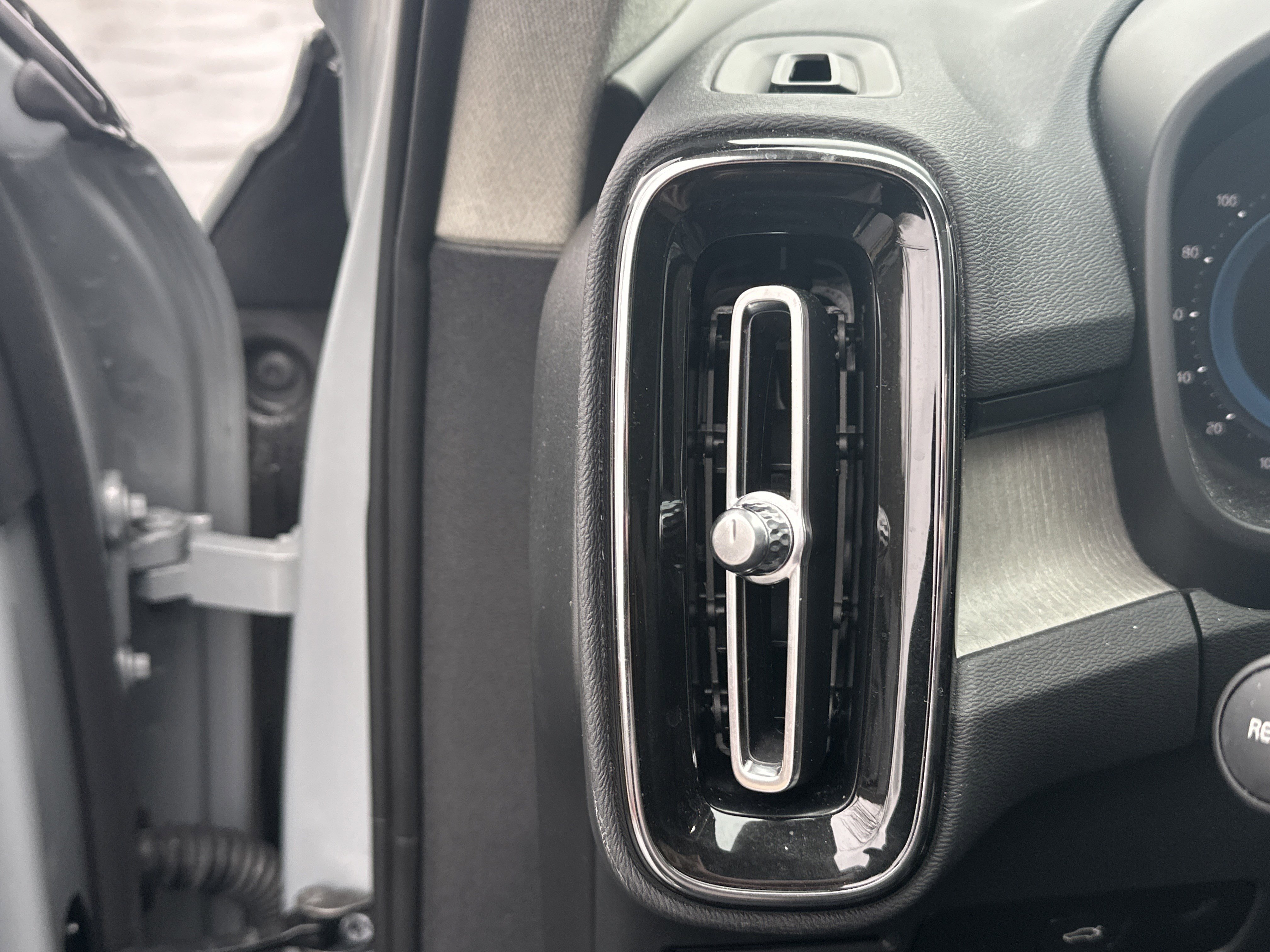 Used 2025 Volvo XC40 B5 Ultra image 26