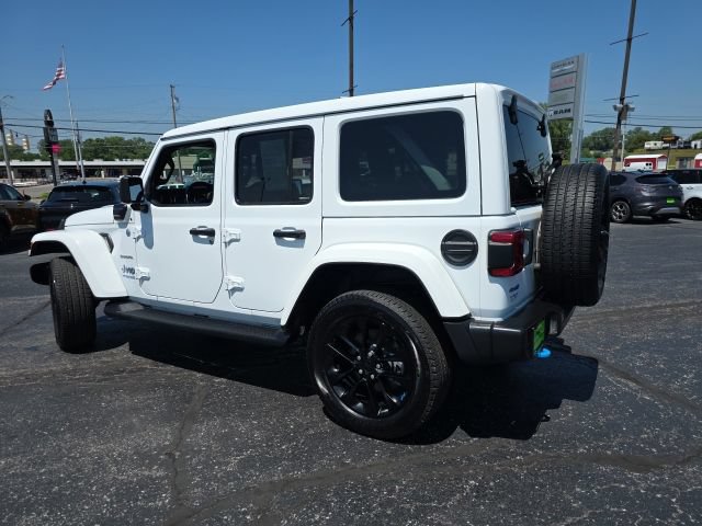 Used 2022 Jeep Wrangler Unlimited Sahara w/ Cold Weather Group AWD/4WD image 4