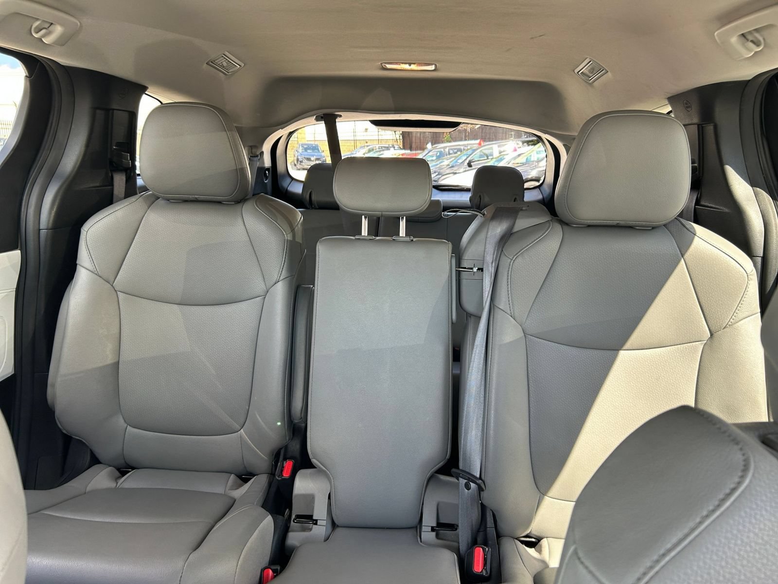 Used 2025 Toyota Sienna XLE FWD image 36