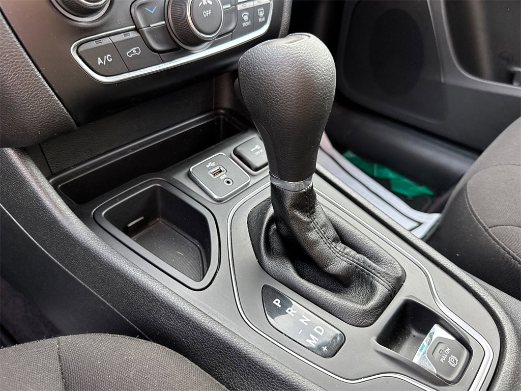 Used 2019 Jeep Cherokee Latitude w/ Popular Appearance Group image 12