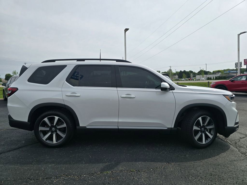 Used 2025 Honda Pilot Touring image 10