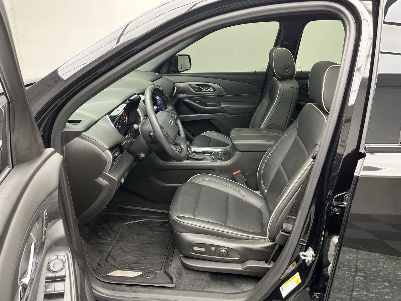 Certified 2022 Chevrolet Traverse Premier w/ Redline Edition AWD/4WD image 3