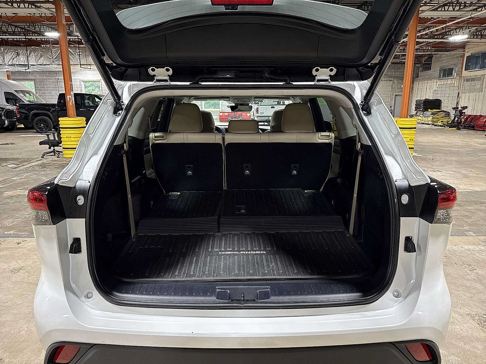 Used 2022 Toyota Highlander XLE AWD/4WD image 11