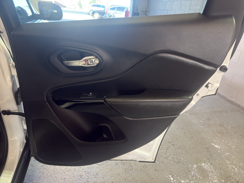 Used 2020 Jeep Cherokee Latitude Plus AWD/4WD image 26