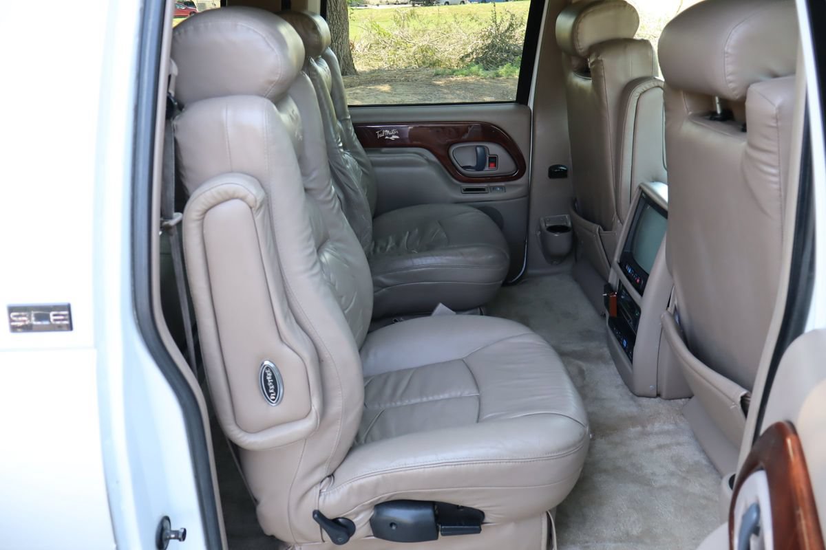 Used 1999 GMC Suburban 4WD w/ Convenience Group image 22