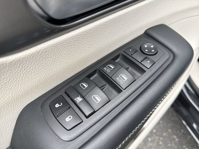 Used 2024 Chrysler Pacifica Limited FWD image 13