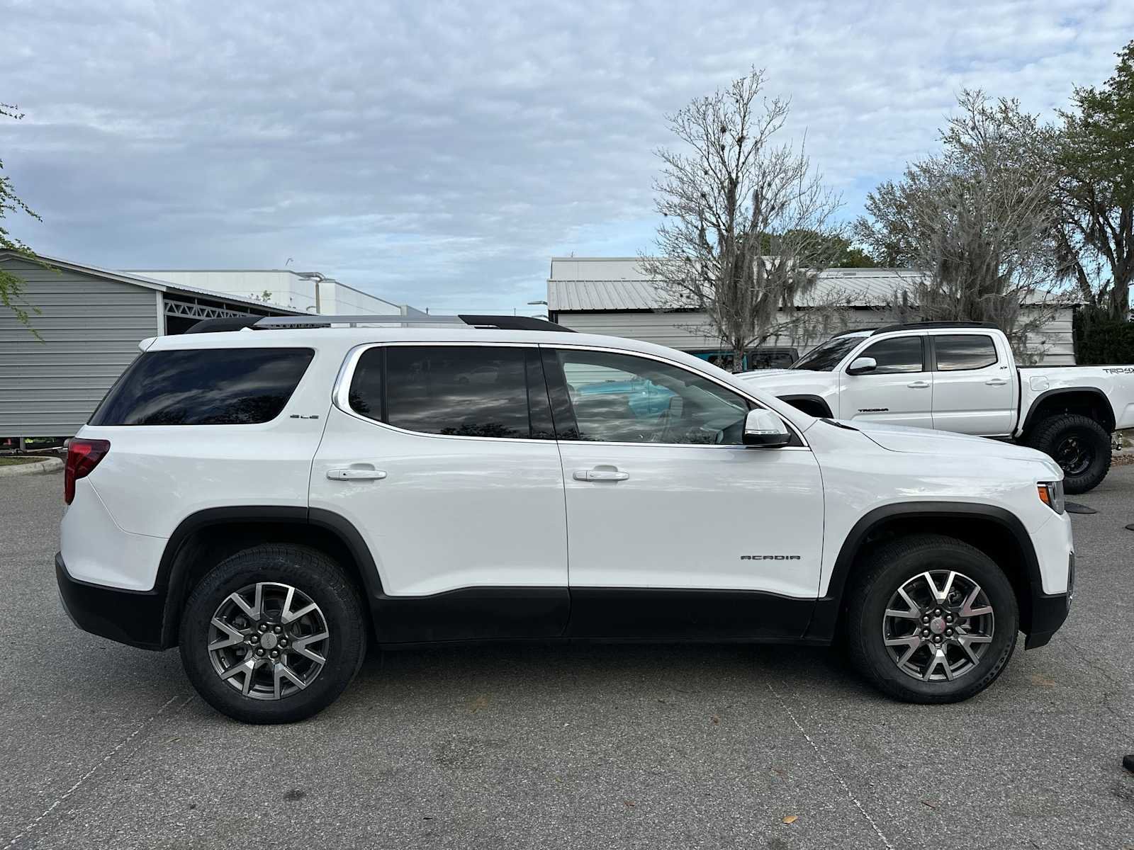 Used 2022 GMC Acadia SLE w/ Driver Convenience Package image 7