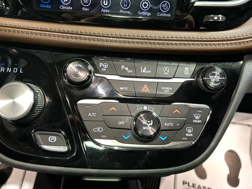 Used 2018 Chrysler Pacifica Limited w/ Tire & Wheel Group image 19