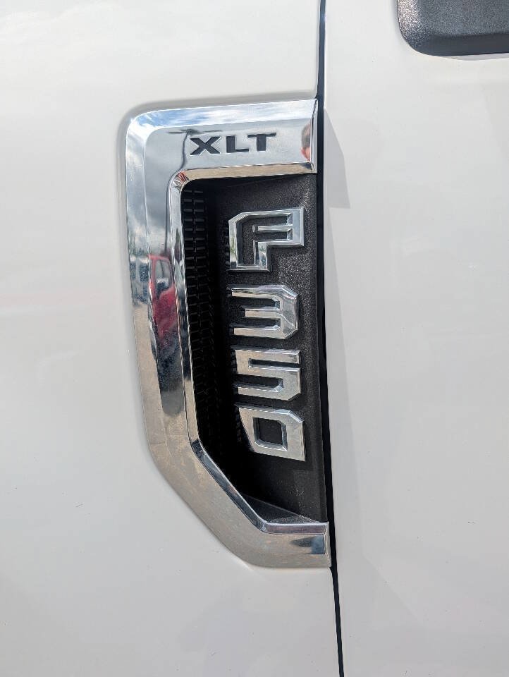 Used 2019 Ford F350 XLT w/ Camper Package AWD/4WD image 11