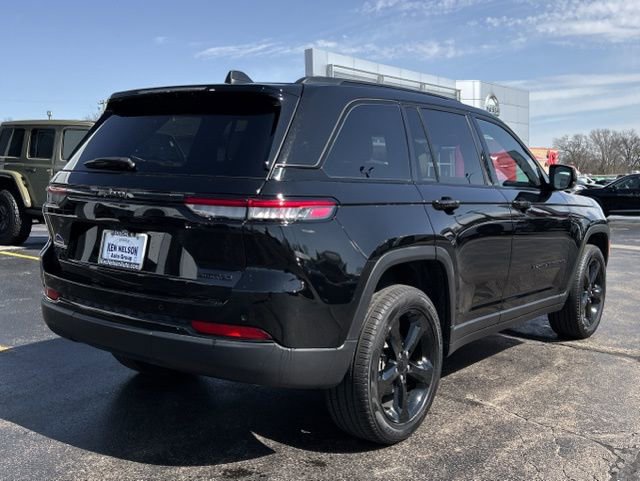 Used 2024 Jeep Grand Cherokee Limited w/ Black Appearance Package image 15