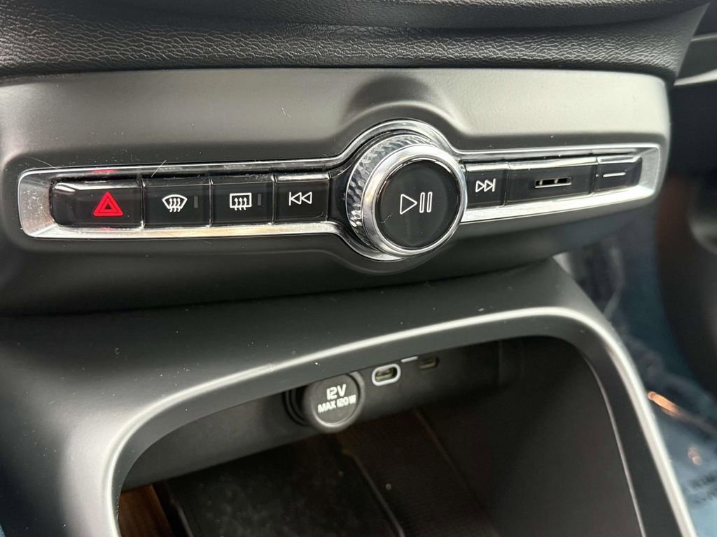 Used 2023 Volvo XC40 Recharge Plus image 25