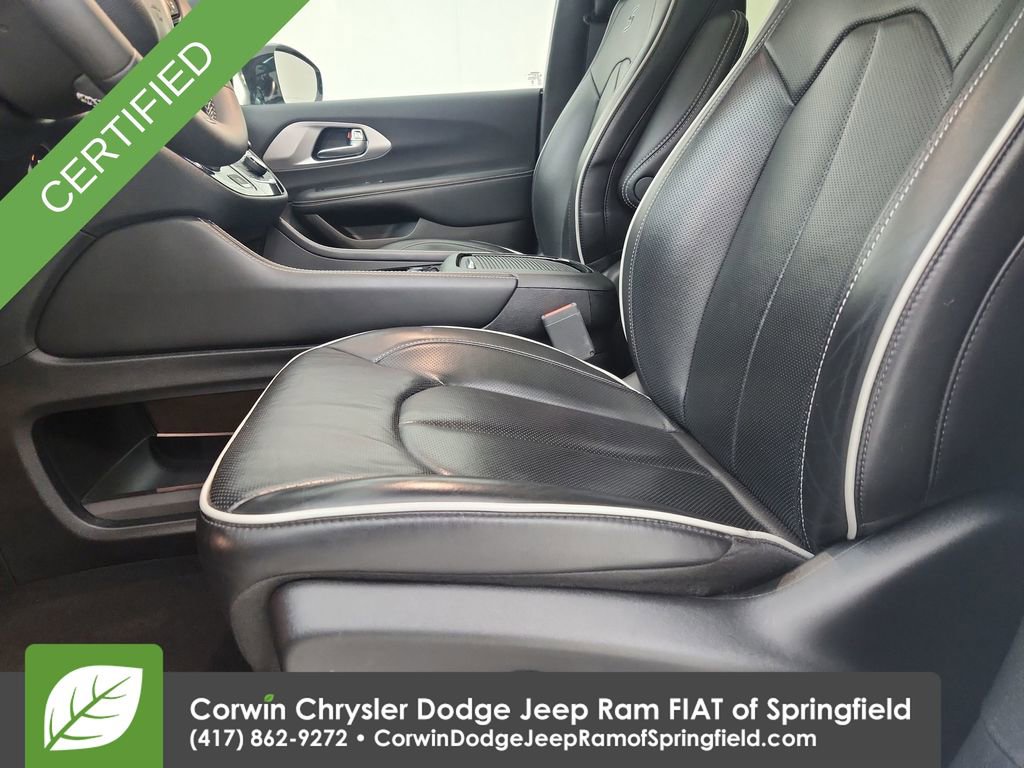 Certified 2025 Chrysler Pacifica Limited image 19