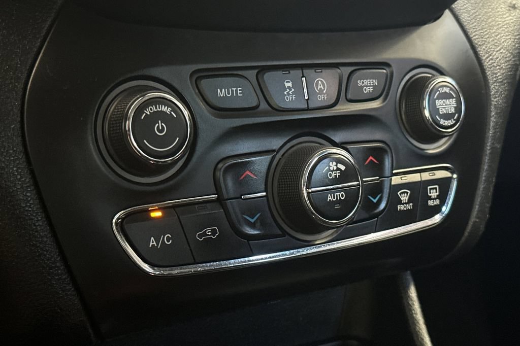 Used 2019 Jeep Cherokee Latitude Plus FWD image 20