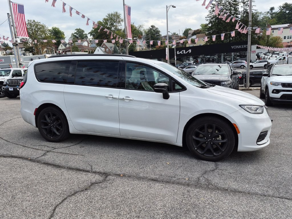 Used 2025 Chrysler Pacifica Limited FWD image 4