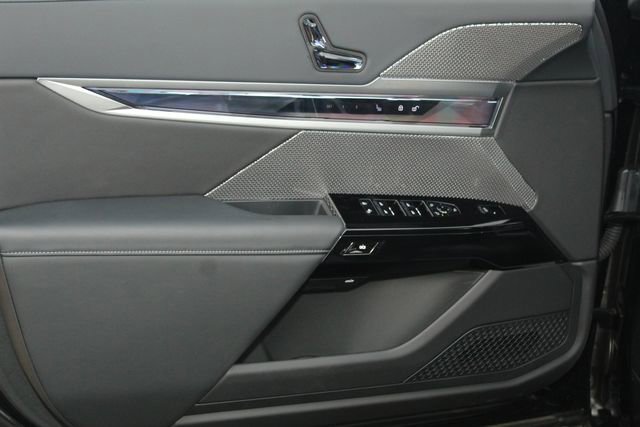 Used 2025 BMW i7 xDrive60 image 21