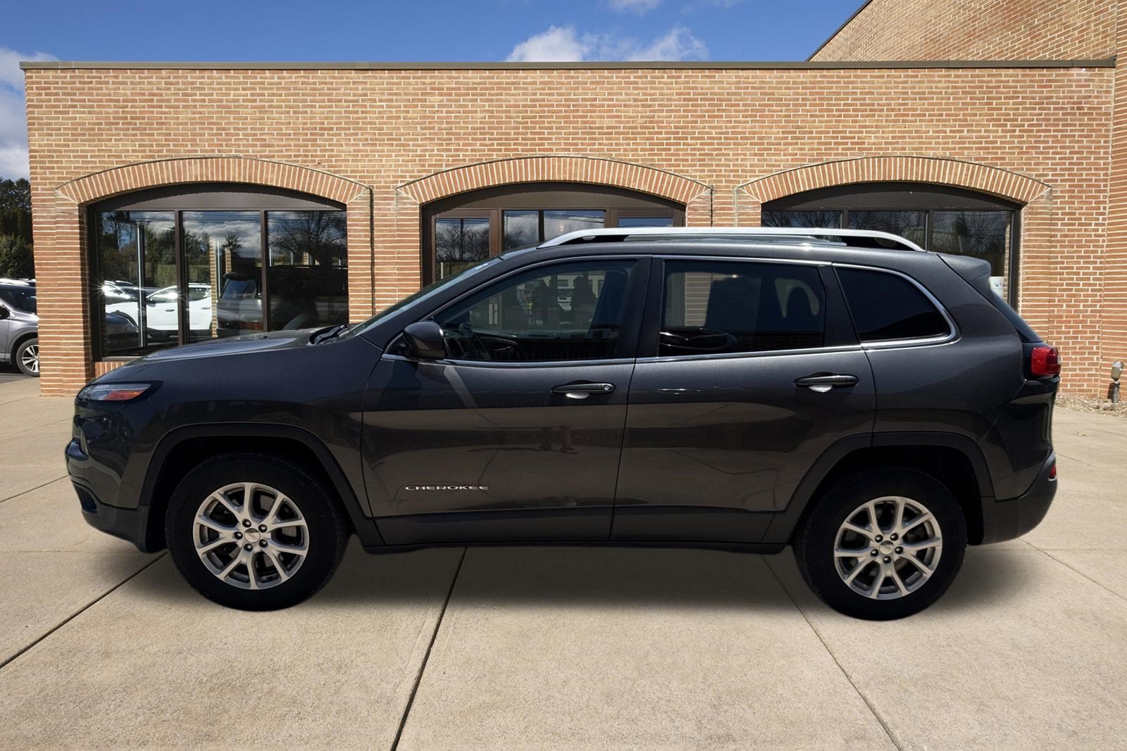 Used 2015 Jeep Cherokee Latitude w/ Cold Weather Group AWD/4WD image 7