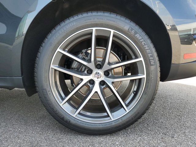 Used 2025 Porsche Macan image 12