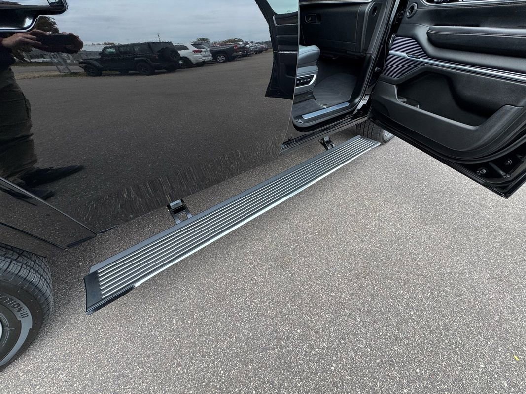 Used 2024 Jeep Wagoneer L Series II w/ Flexible Seating Group image 32