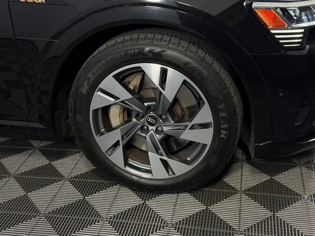 Used 2021 Audi e-tron Premium w/ Convenience Plus Package AWD/4WD image 4