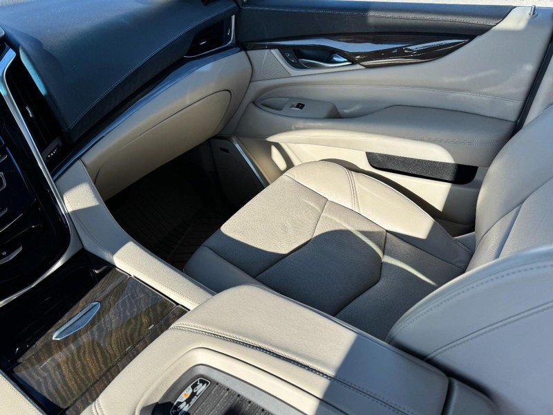 Used 2018 Cadillac Escalade Premium Luxury image 11