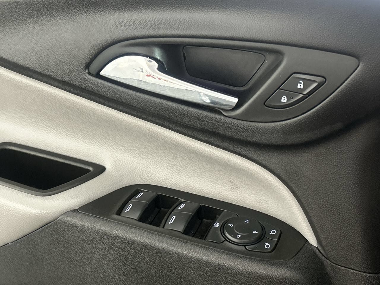 Used 2024 Chevrolet Equinox LS w/ LS Convenience Package FWD image 18