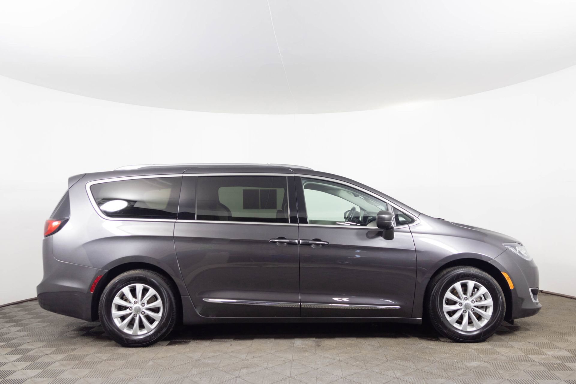 Used 2018 Chrysler Pacifica Touring-L image 15