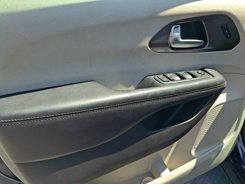 Used 2019 Chrysler Pacifica Limited w/ Tire & Wheel Group FWD image 14