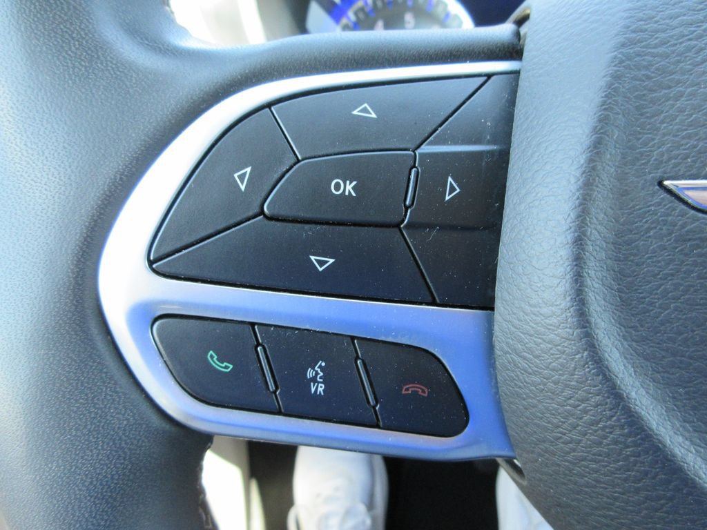 Used 2024 Chrysler Pacifica Touring-L FWD image 25
