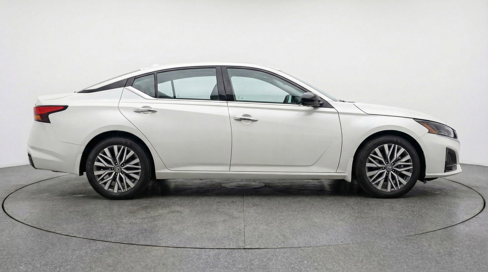Used 2025 Nissan Altima 2.5 SV image 11