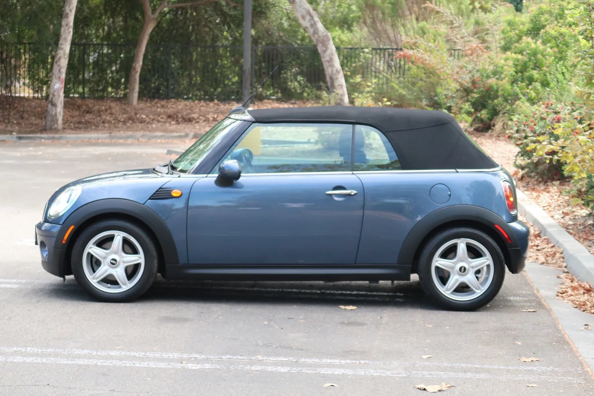 Used 2009 MINI Cooper Convertible FWD image 7