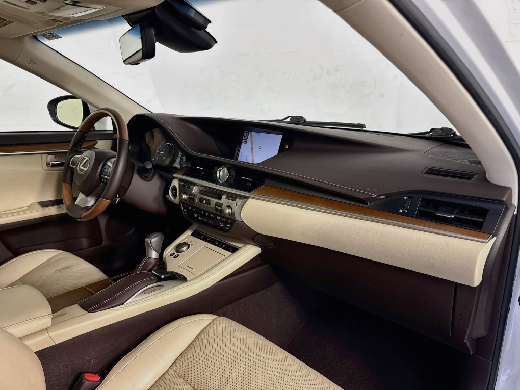 Used 2017 Lexus ES 300h w/ Luxury Package FWD image 30