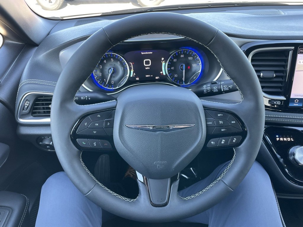Used 2025 Chrysler Pacifica Limited image 24