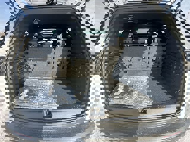 New 2026 Chevrolet Traverse LT w/ Sun and Wheel Package FWD image 28