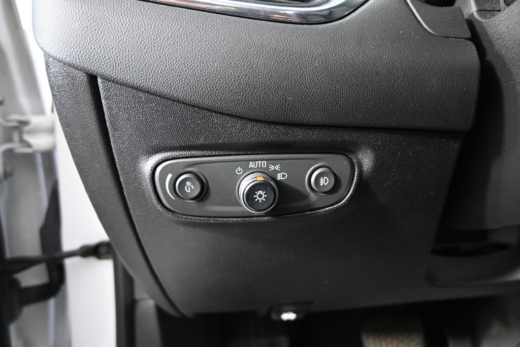 Used 2018 Chevrolet Equinox Premier FWD image 23