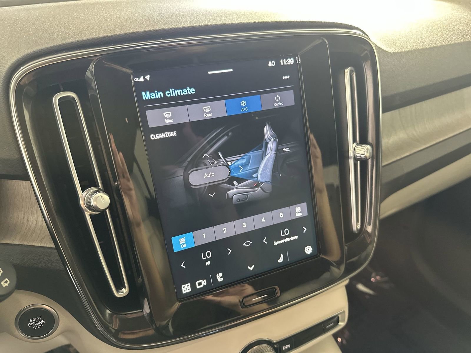 Used 2023 Volvo XC40 B5 Plus w/ Protection Package Premier image 19