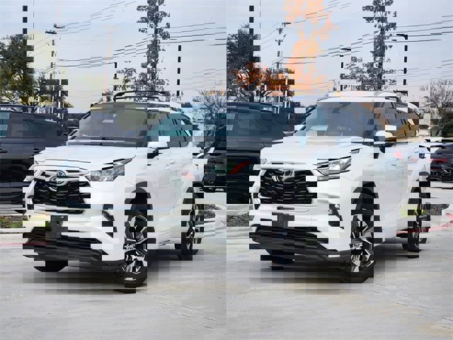 Used 2020 Toyota Highlander XLE image 2