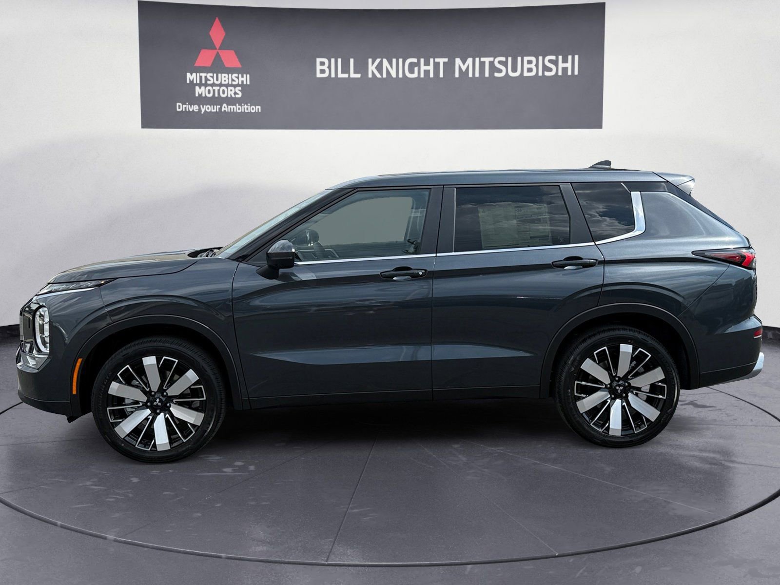 Used 2025 Mitsubishi Outlander SE AWD/4WD image 2