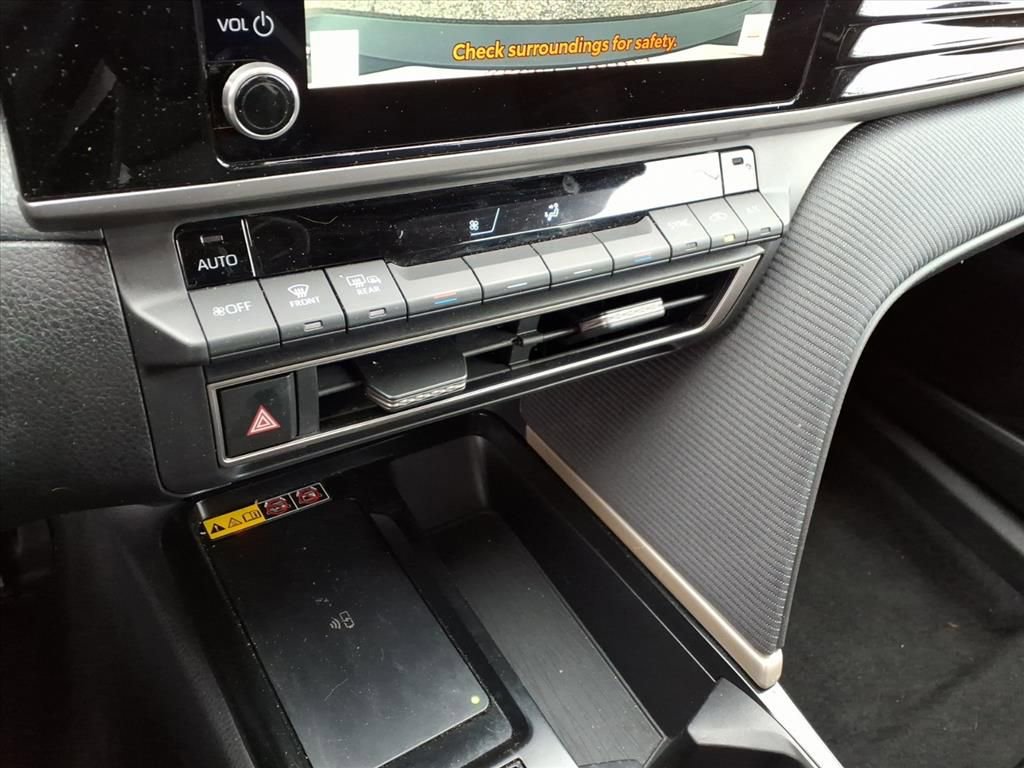 Used 2025 Toyota Camry SE image 21