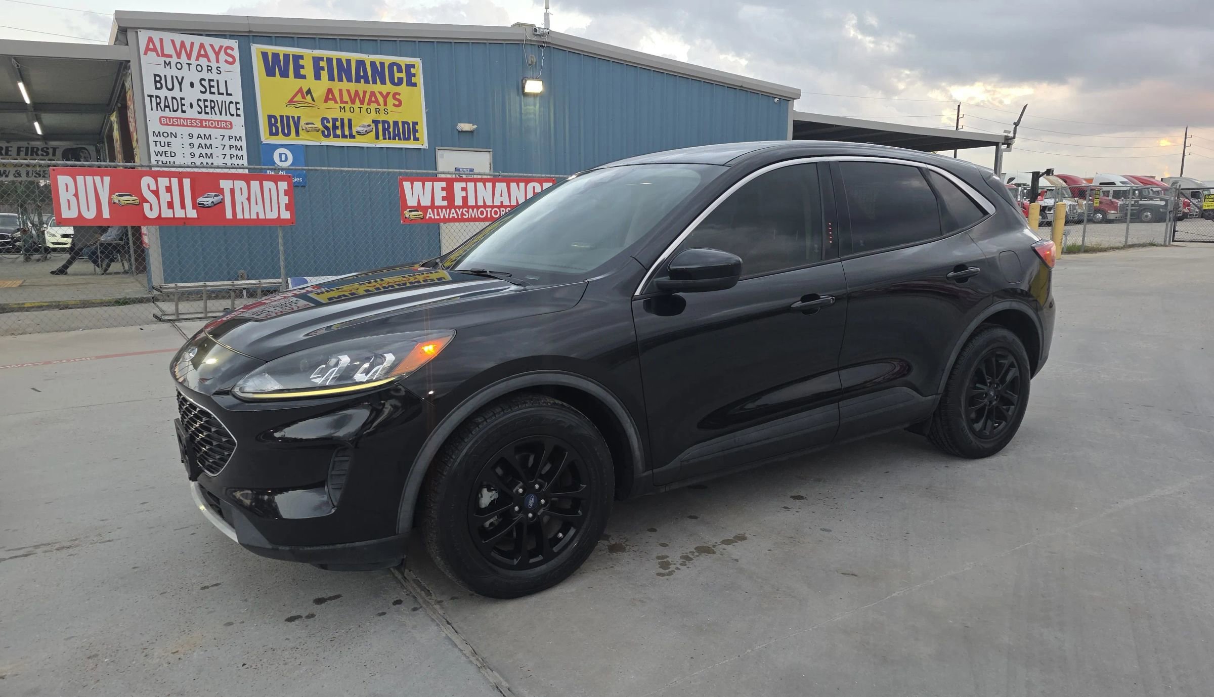 Used 2020 Ford Escape SE image 2