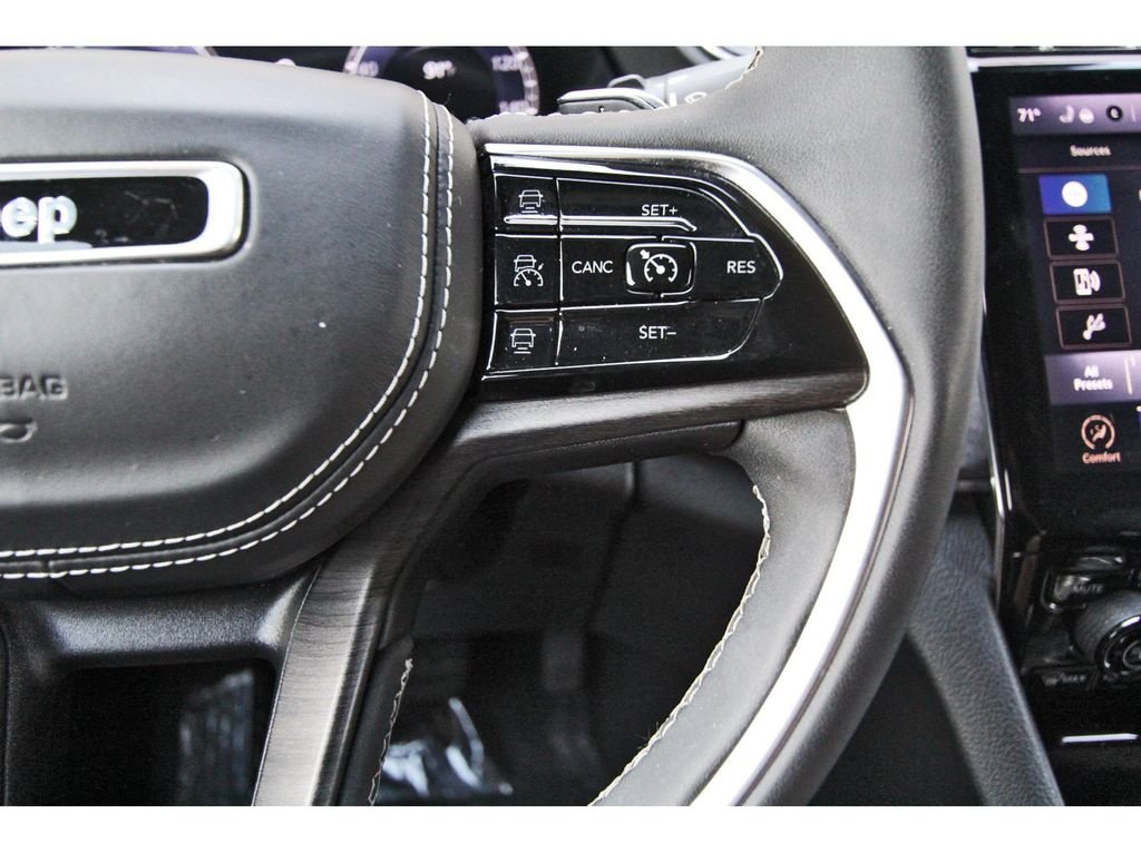 Used 2023 Jeep Grand Cherokee Overland AWD/4WD image 16