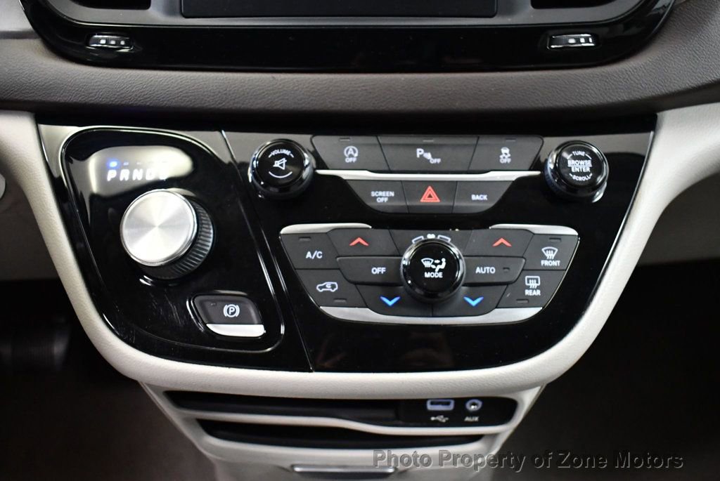 Used 2017 Chrysler Pacifica Touring-L image 25